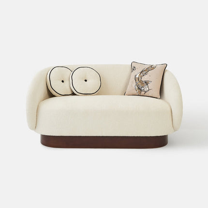Gemütliches, handgeschnitztes, detailliertes beigefarbenes Sofa